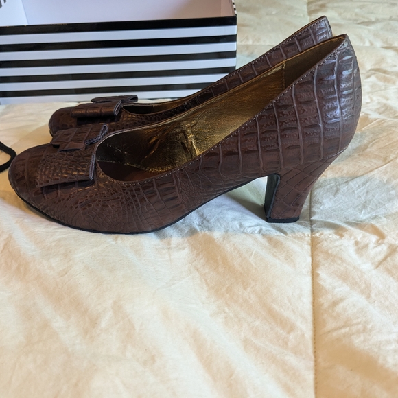 Brown Croc-Embossed Women's Shoes - Picture 1 of 7